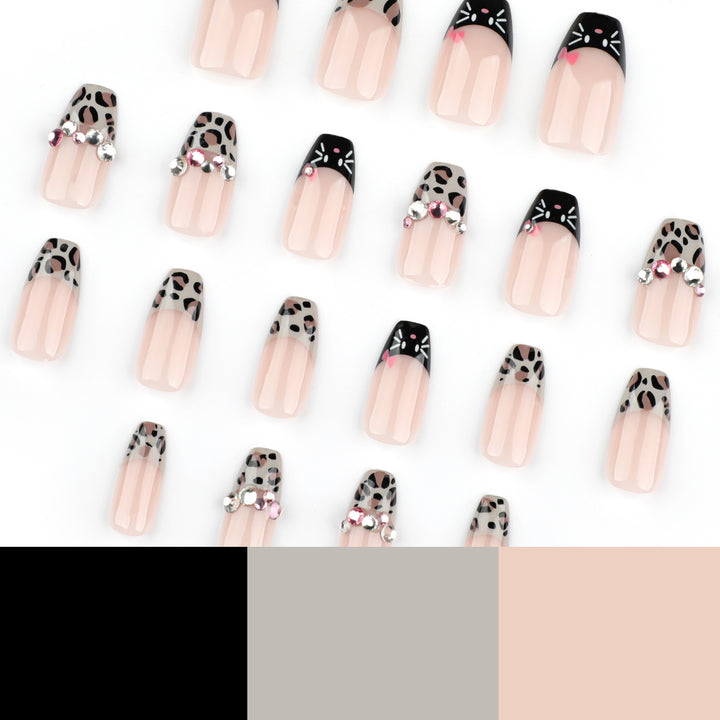 Kunstvolle Nailart mit Glamourösen 3D-Verzierungen Karnz