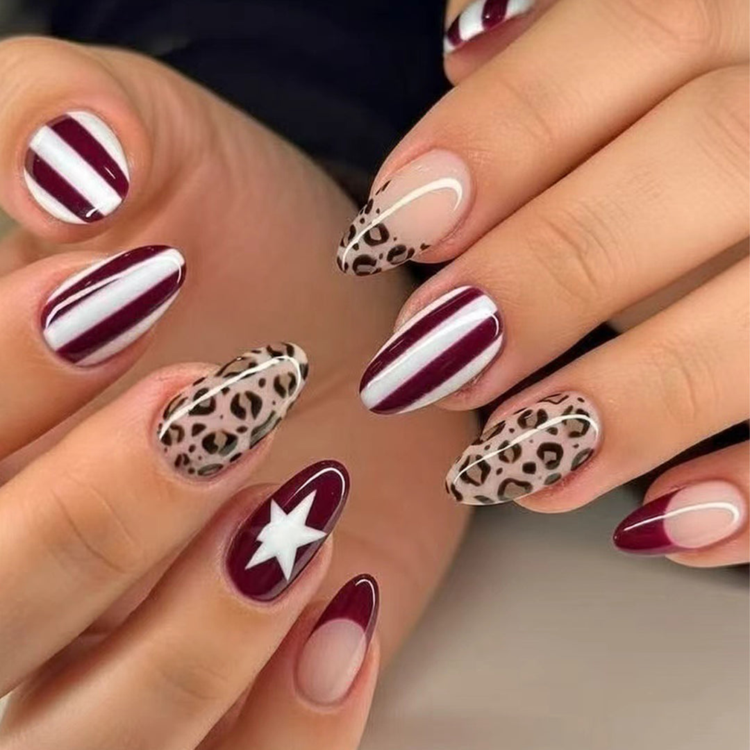 Kunstvolle Stiletto-Nägel mit Leopardenmuster und eleganter Glitzerverzierung Karnz