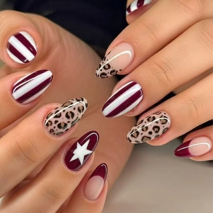 Kunstvolle Stiletto-Nägel mit Leopardenmuster und eleganter Glitzerverzierung Karnz