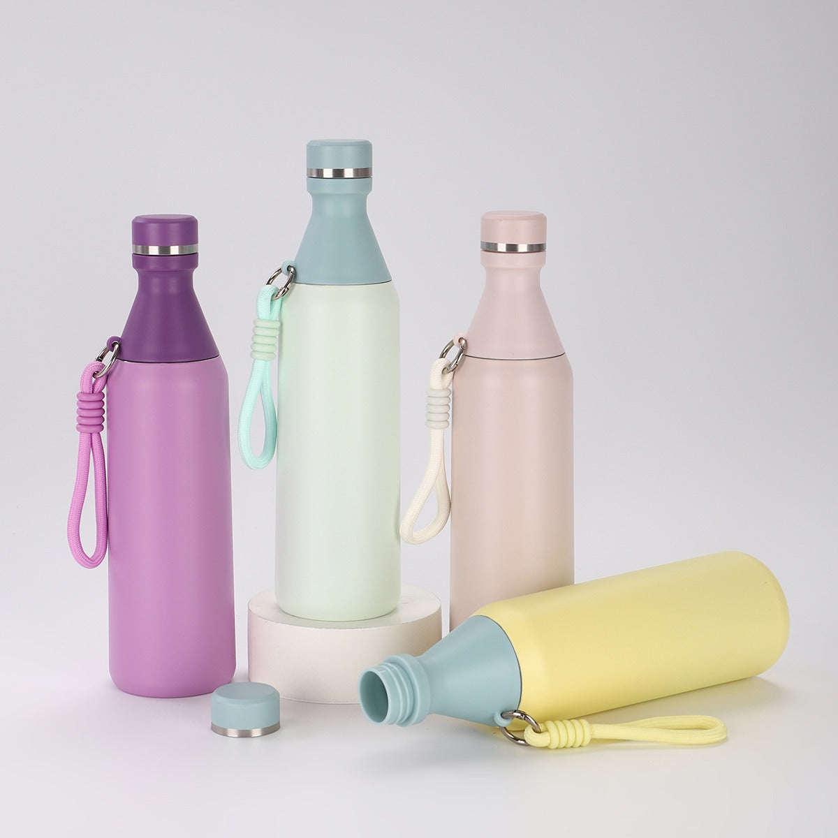 Damen isolierte Trinkflasche mit praktischem Trageriemen Karnz