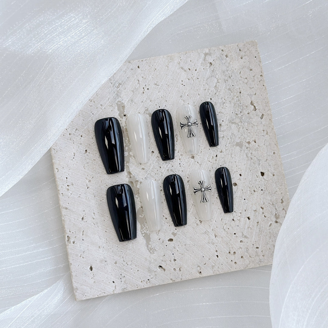 Elegantes Press-On-Nagelset mit einzigartigem Kreuzdesign