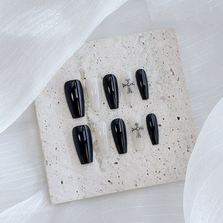 Elegantes Press-On-Nagelset mit einzigartigem Kreuzdesign