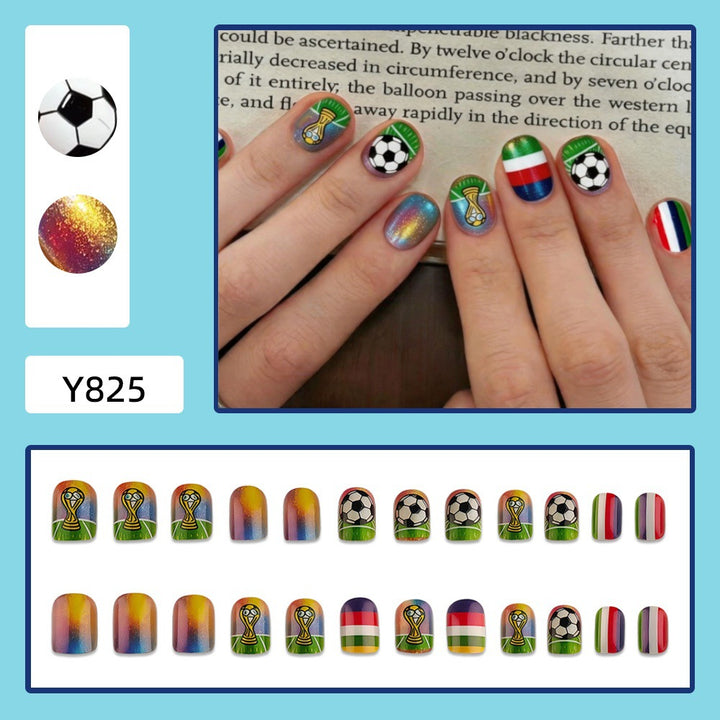 Kreatives Kunstnageldesign mit Fußballmotiven Karnz