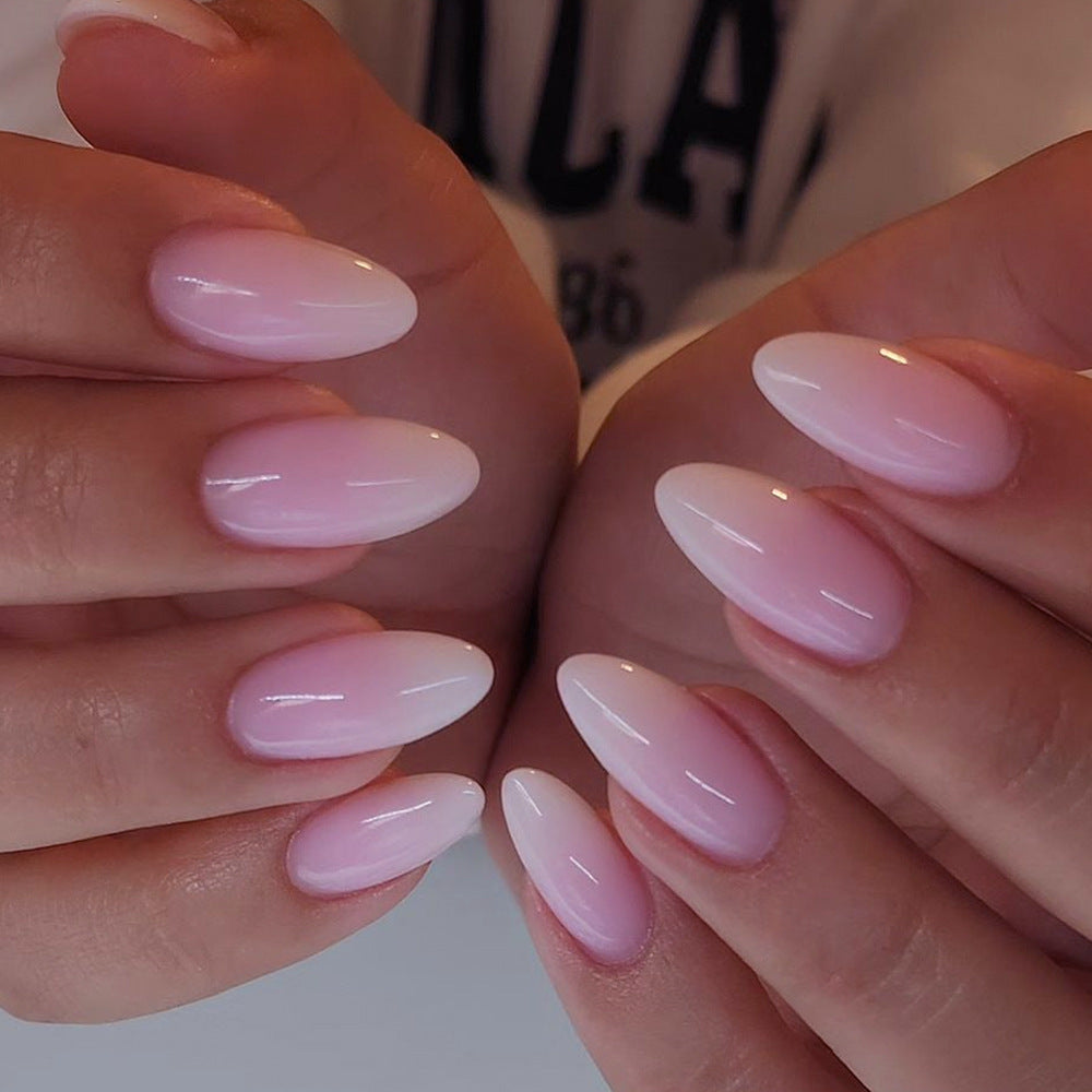 Kunstvolle Nagelverlängerungen mit elegantem Ombre-Effekt Karnz