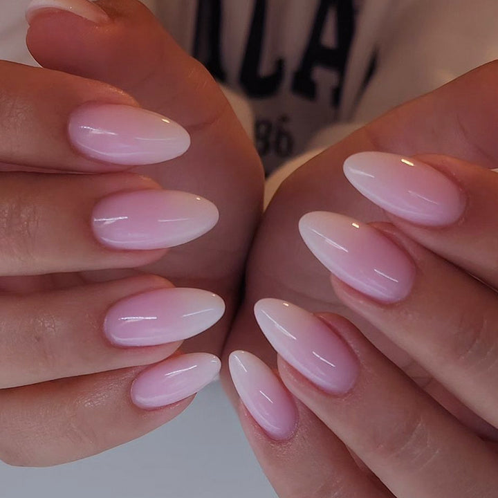 Kunstvolle Nagelverlängerungen mit elegantem Ombre-Effekt Karnz