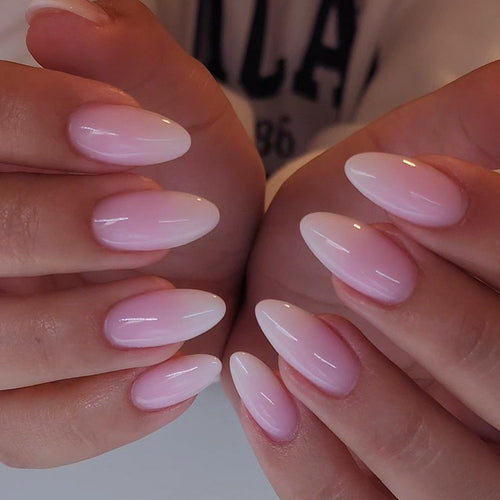 Kunstvolle Nagelverlängerungen mit elegantem Ombre-Effekt Karnz