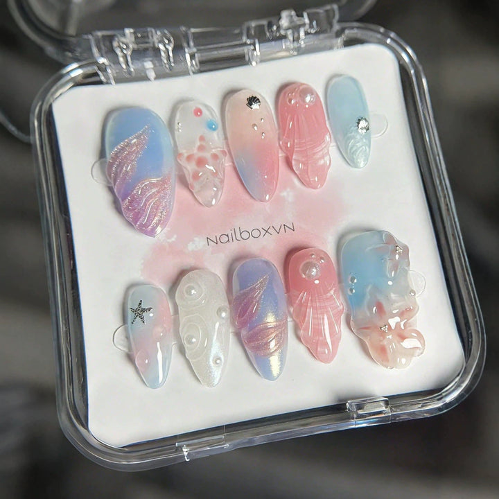 Künstlerisches Nagelkunst Press-On Set mit ozeanisch inspirierten Designs Karnz