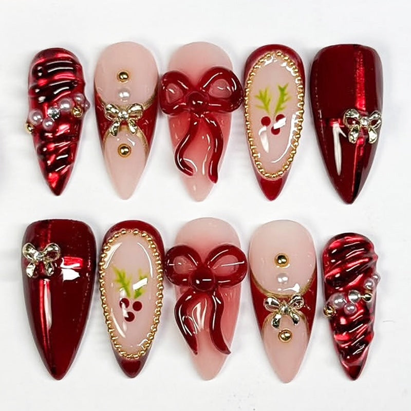 Kunstnagelset mit festlichen Designs und Glitzerelementen Karnz