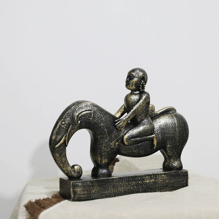 Verspielte Elefant-und-Kind-Skulptur