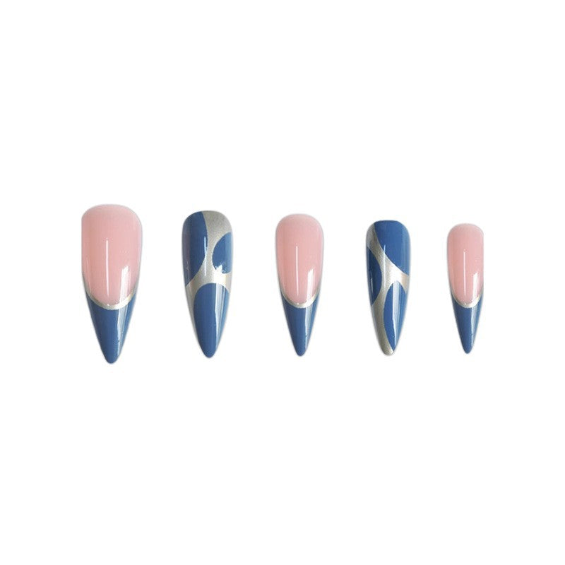 Künstlerisches Stiletto Press-On-Nail-Design mit Metallverzierung Karnz