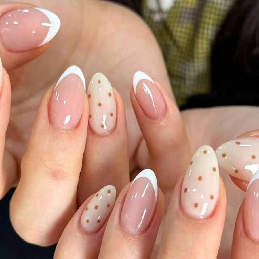 Kunstnagelset mit eleganten Farbverläufen und feinen Punkten Karnz