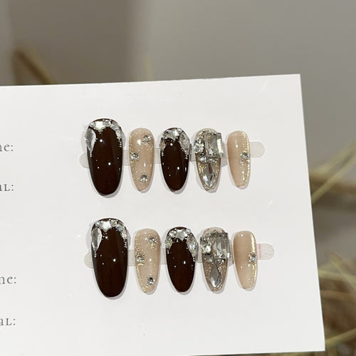Stylisches Press-On Nagelkunst Set mit Kristallakzenten