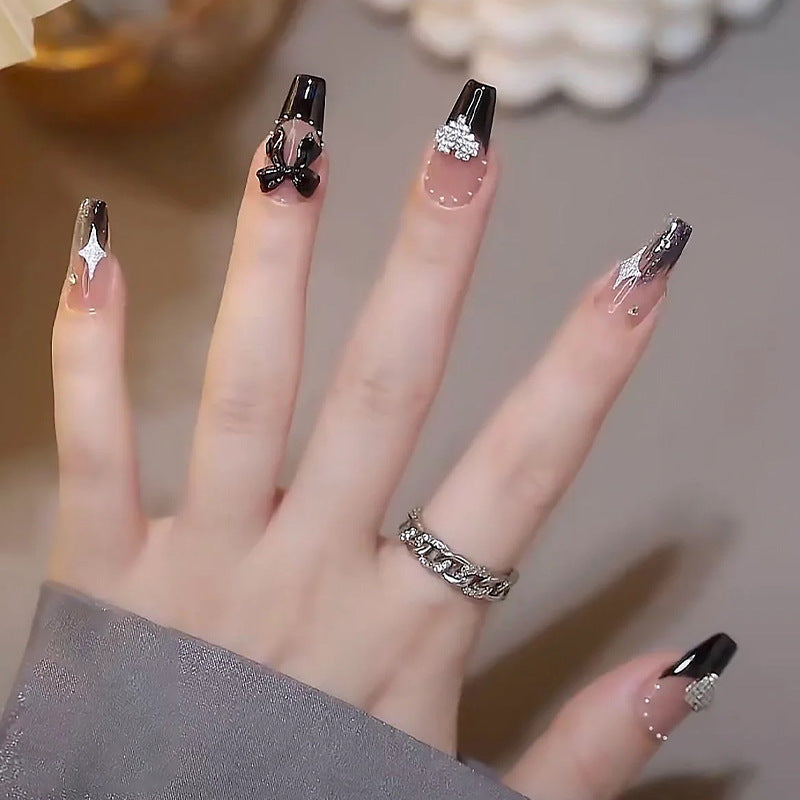 Kunstnagelset mit glamourösen 3D-Verzierungen und edlen Akzenten Karnz
