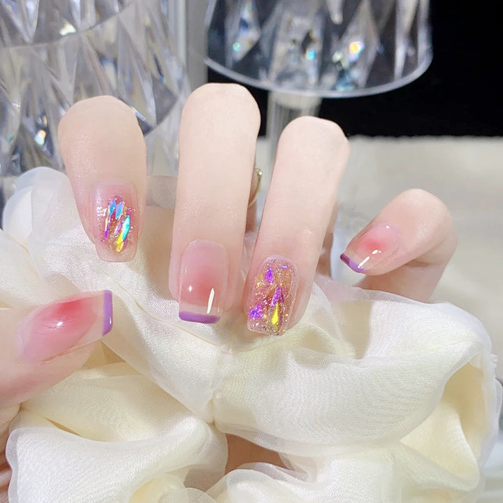 Kunstnagelset mit funkelnden Glitzer- und holografischen Akzenten Karnz