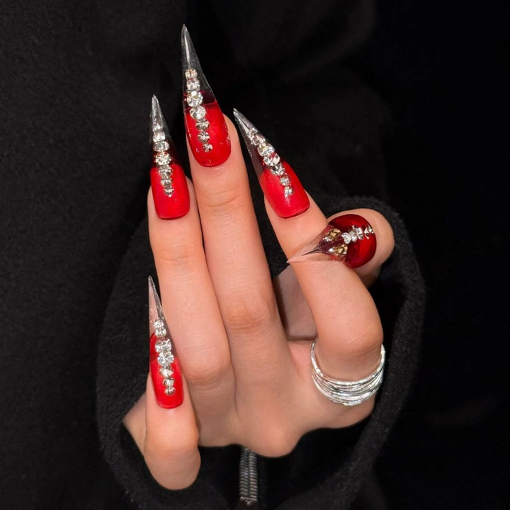 Glamouröse Stiletto Press-On Nägel mit Kristallakzenten