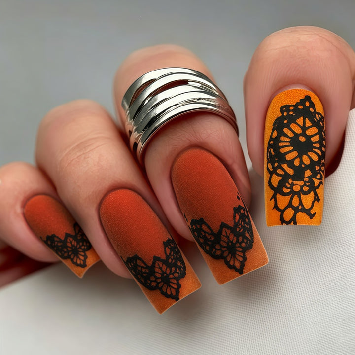 Kunstnägel mit floralen Spitzen-Muster Karnz