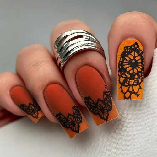 Kunstnägel mit floralen Spitzen-Muster Karnz