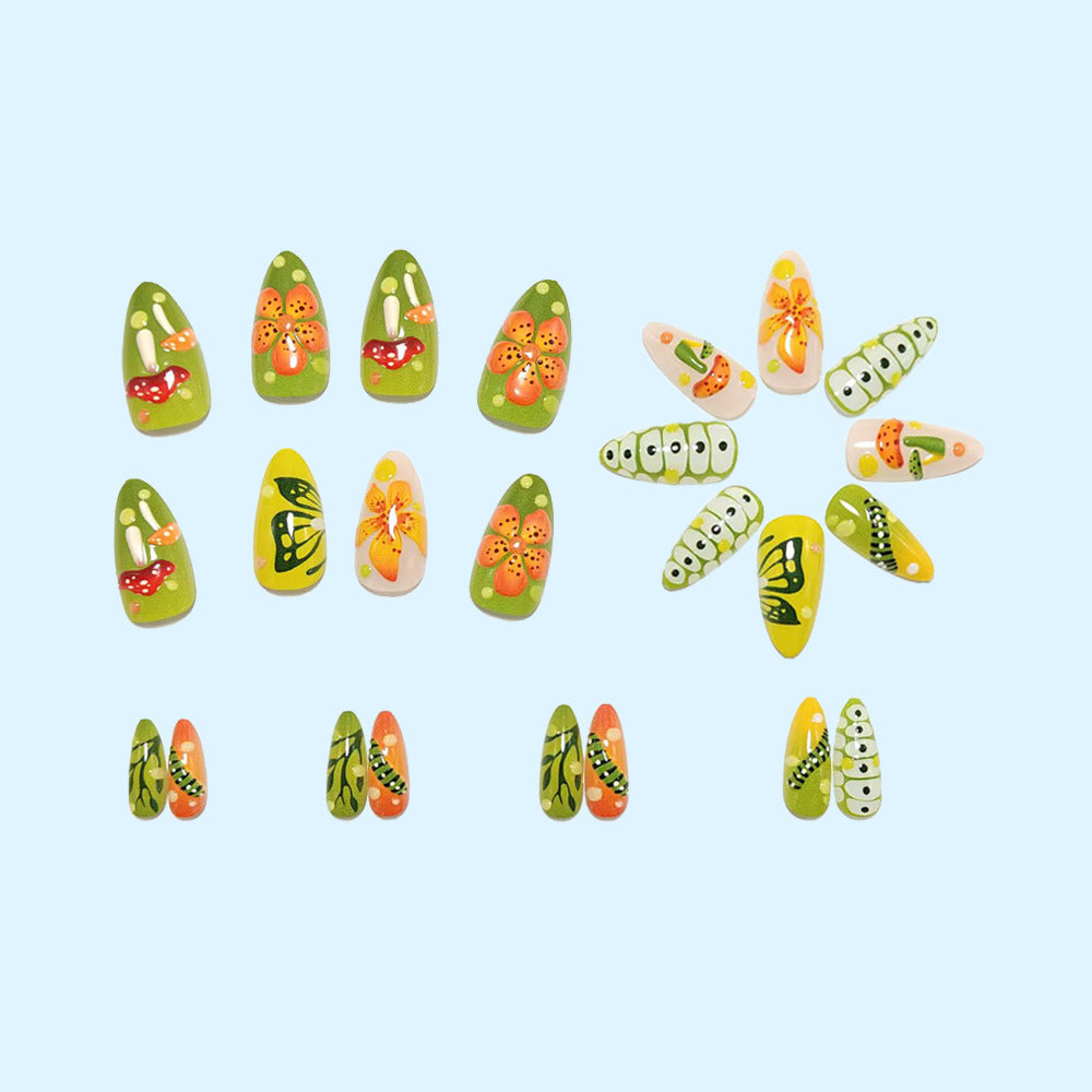 Kunstnägel im Wald-Stil mit floralen und pilzförmigen Designs Karnz