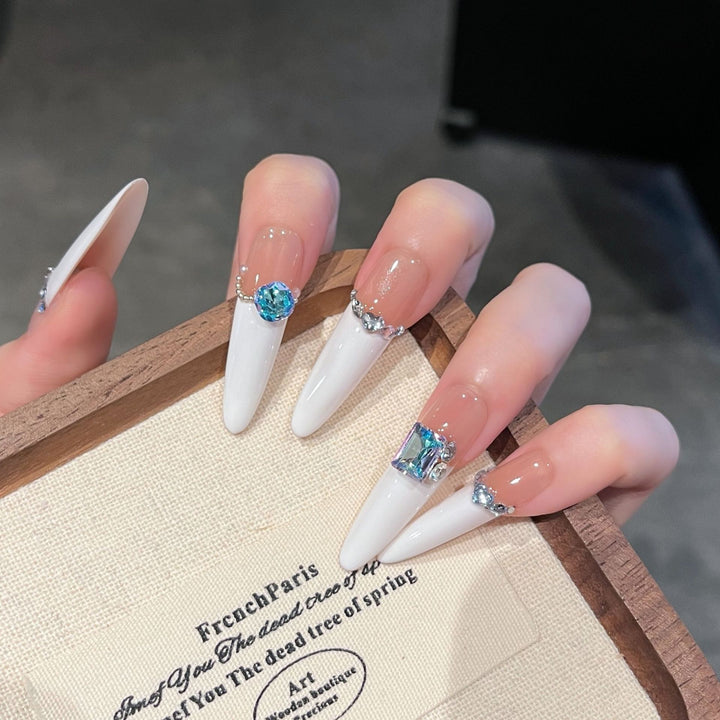 Elegante mit Edelsteinen verzierte Press-On Nagelerweiterungen Karnz