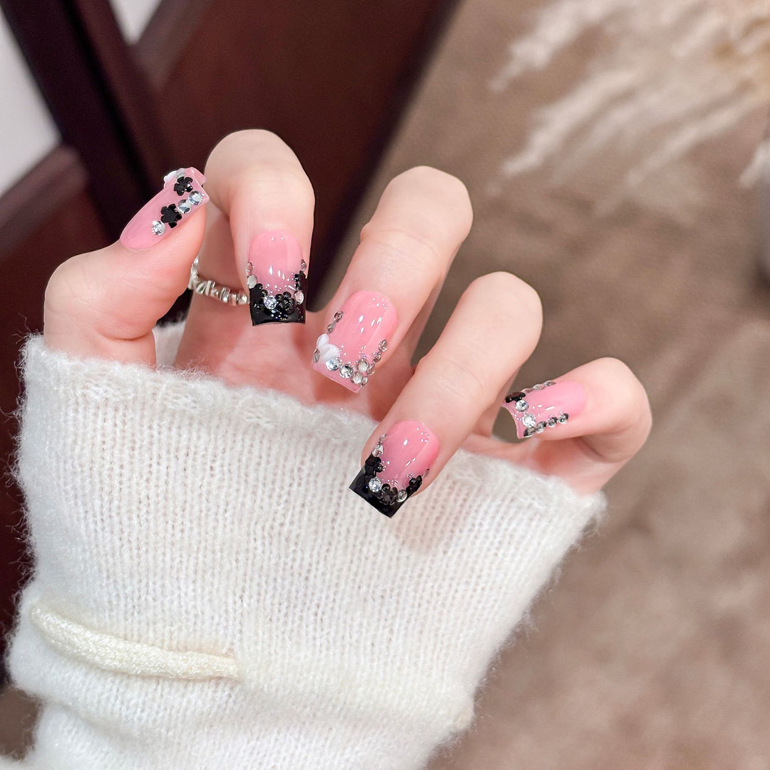 Dekorative Glam Nagelspitzen