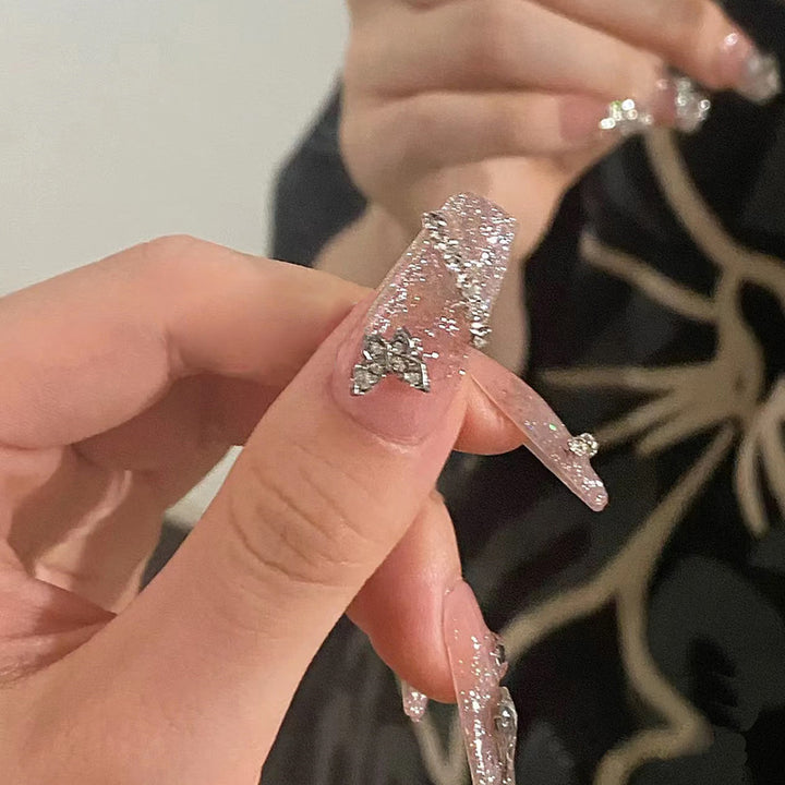 Glitzernde Nagelkunst mit 3D-Applikationen Karnz