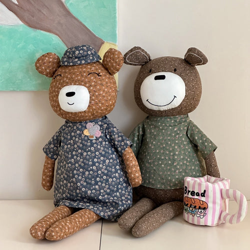 Großer Kuschel-Teddybär aus Baumwollstoff mit floralem Hemd handgenäht