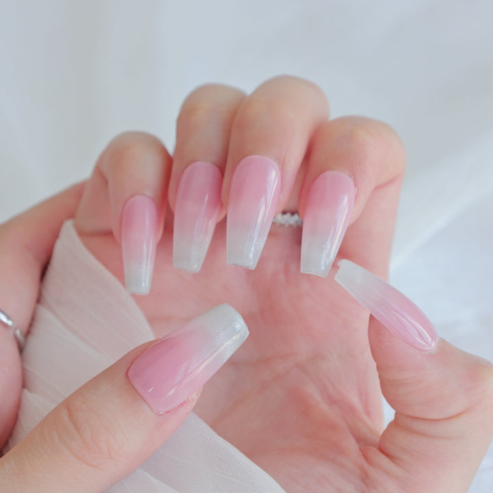 Künstlerisches Press-On Nagelkunstset mit Herz- und himmlischen Designs