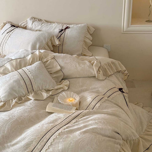 Boudoir-Bettwäschegarnitur aus Baumwoll-Satin mit Jacquardstruktur, Rüschenvolant und Zierband-Schleifen