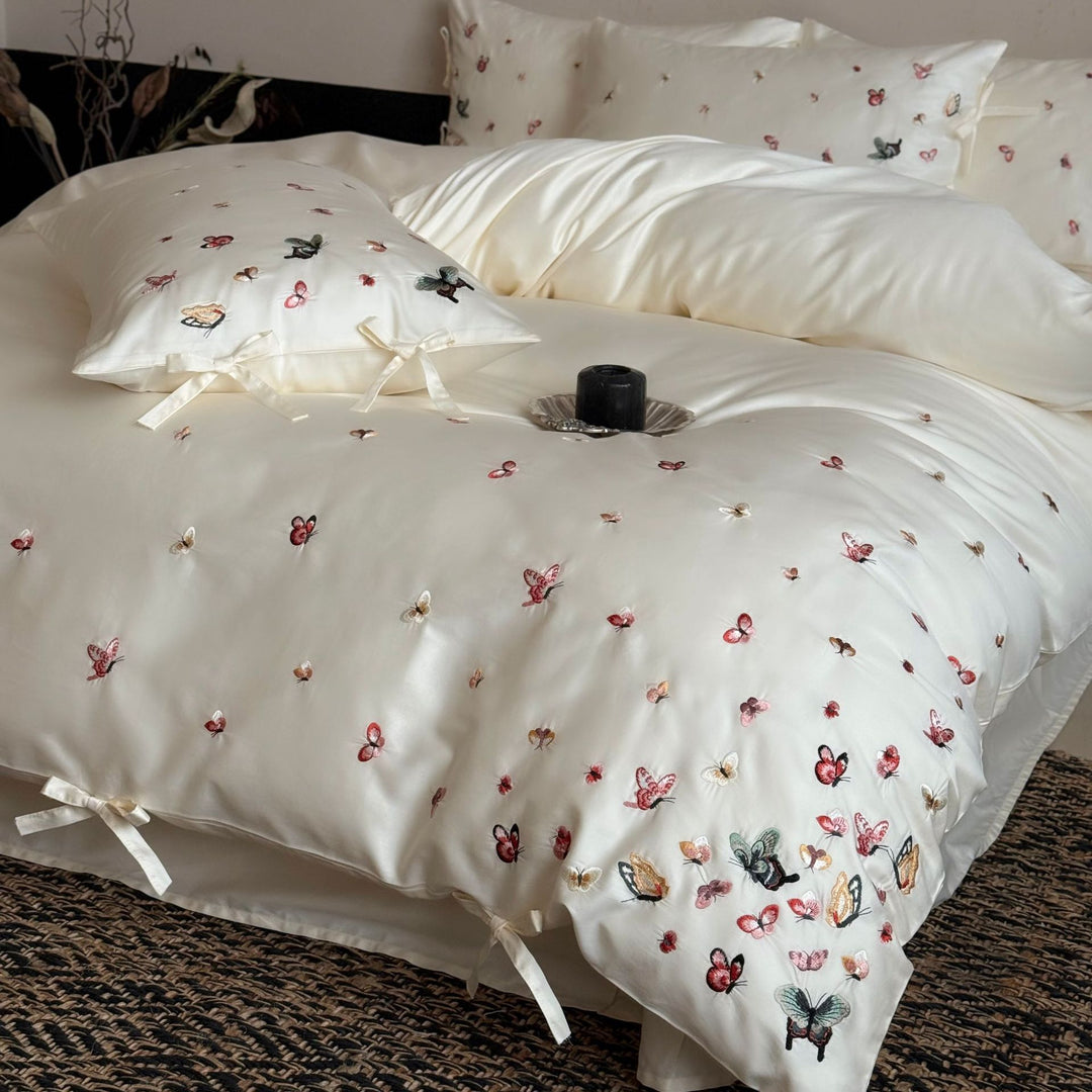 Luxuriöses Satin-Bettwäsche-Set mit bestickten Schmetterlingsmotiven und dekorativen Schleifenverschlüssen