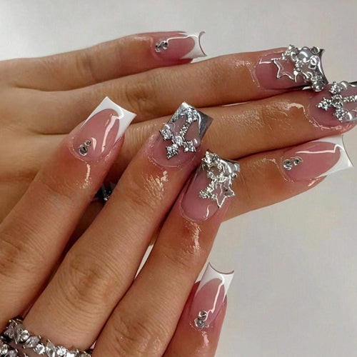 Kunstnagelset mit glamourösen 3D-Verzierungen und eleganten Akzenten Karnz