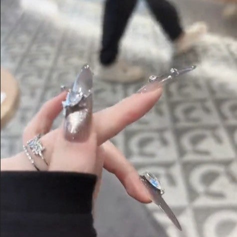 Glamouröse Kunstnägel mit Strassakzenten Karnz