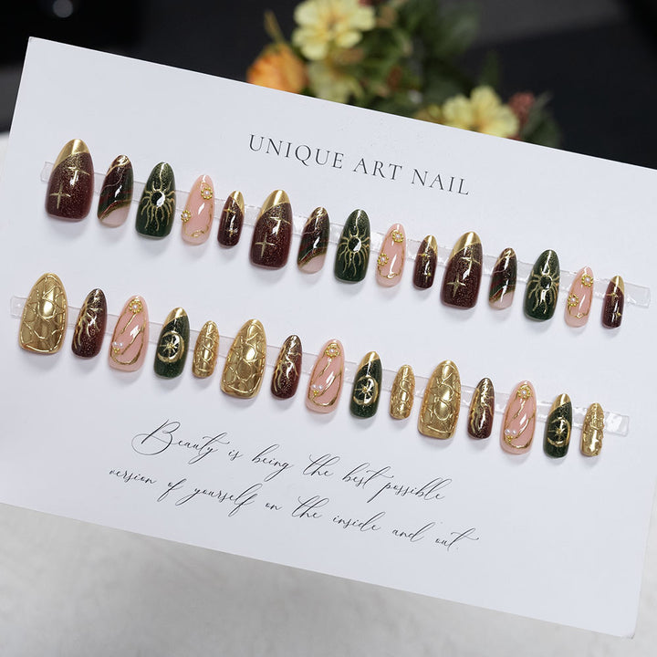 Künstlerisch goldverzierte Nagelkunst