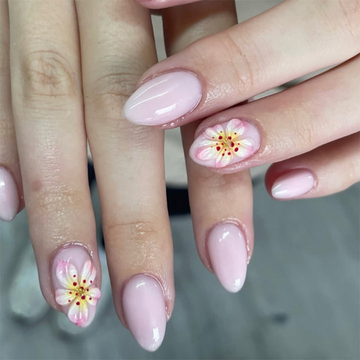 Kunstvolle Nagelverlängerungen mit zarten Blütenmotiven Karnz