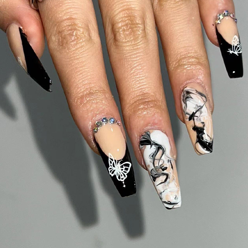 Nagelkunst mit Herz- und Lippenmotiven Karnz