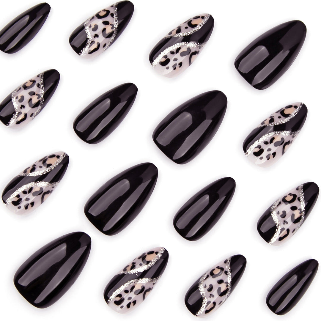 Kunstvolle Stiletto-Nägel mit leopardischem Design und Glitzereffekten Karnz