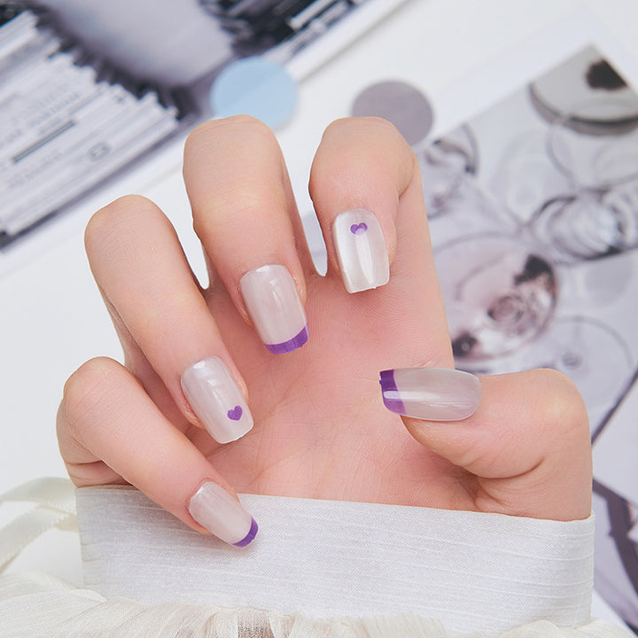 Kunstvolle Nagelverlängerungen mit floralen Akzenten Karnz