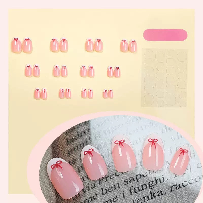 Kunstnagelset mit eleganten Schleifen und French-Spitzen Karnz
