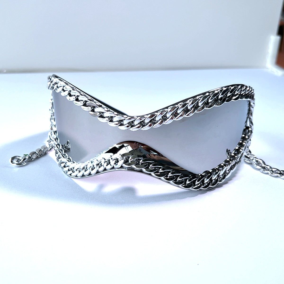 Damen trendige Sonnenbrille mit einzigartiger Kettenverzierung Karnz