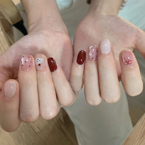 Künstlerisches Press-On Nagelset mit verspieltem Punkte- und Schleifendesign Karnz