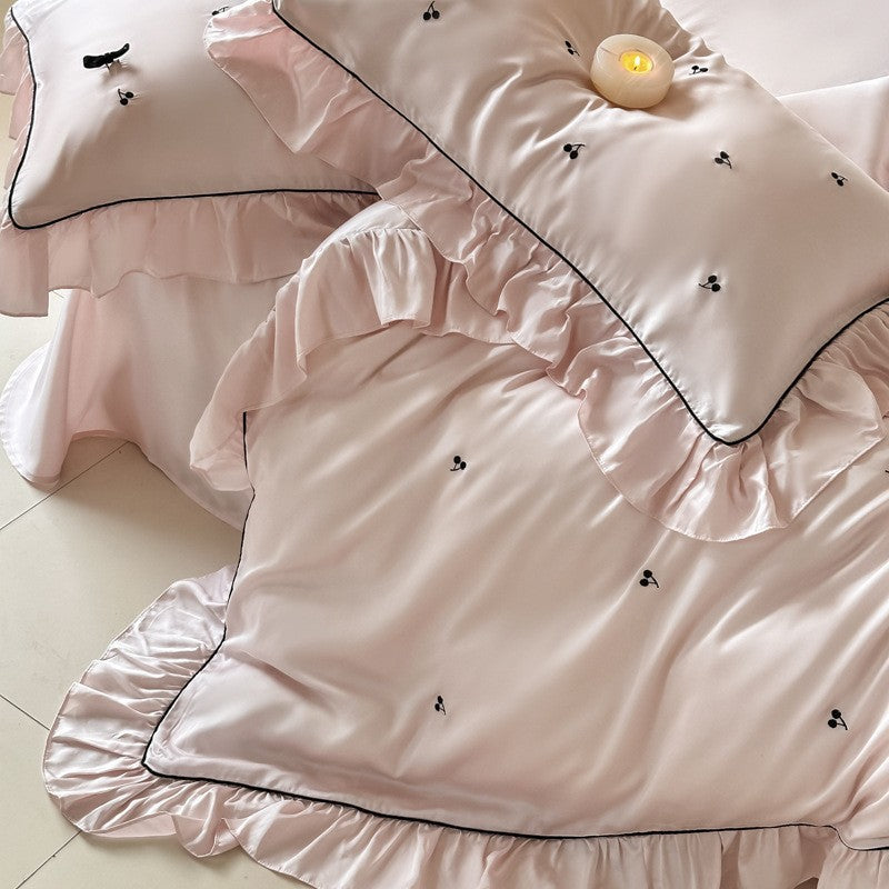 Elegante Satin-Bettwäsche-Garnitur mit Volant, Kontrastpaspel und zarter Schleifen-Stickerei]
