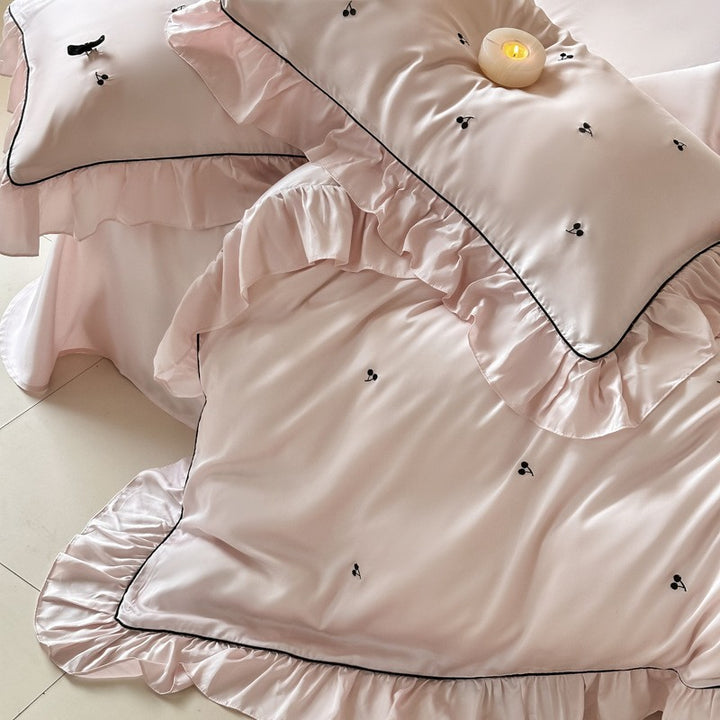 Elegante Satin-Bettwäsche-Garnitur mit Volant, Kontrastpaspel und zarter Schleifen-Stickerei]