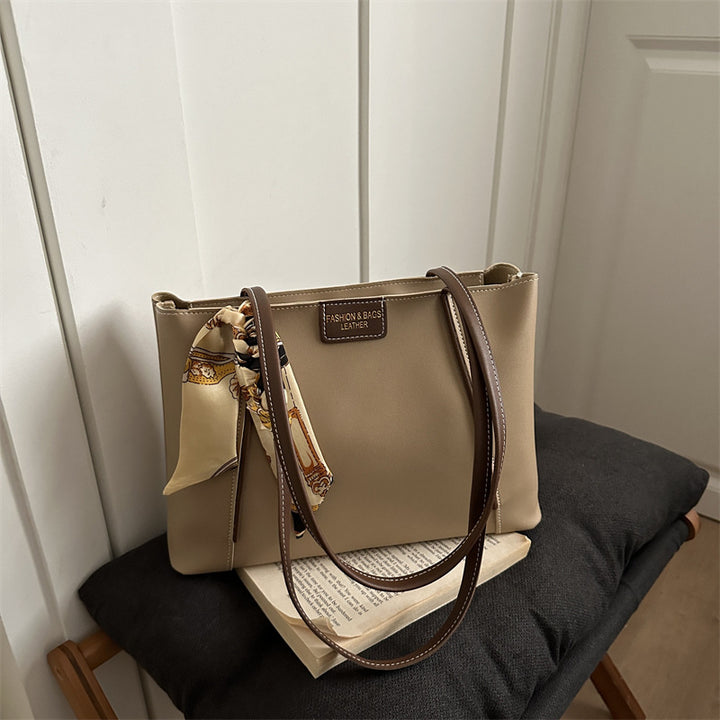 Elegante Leder Tragetasche mit dekorativem Schal