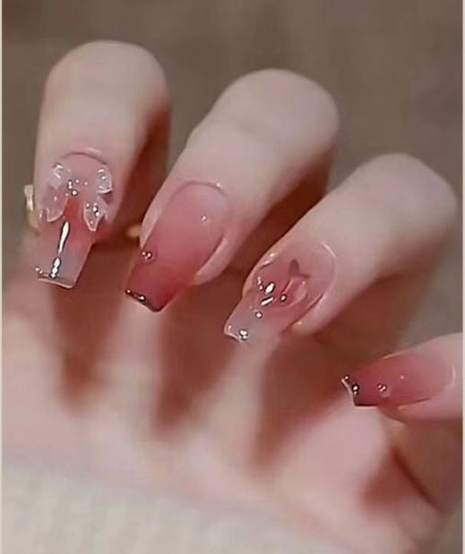 Elegante Nagelkunst mit Glanzfinish Karnz