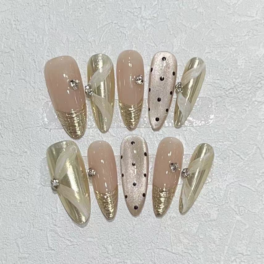 Luxuriöses Press-On Nagelkunst-Set mit eleganten metallischen Akzenten Karnz