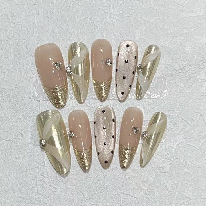 Luxuriöses Press-On Nagelkunst-Set mit eleganten metallischen Akzenten Karnz