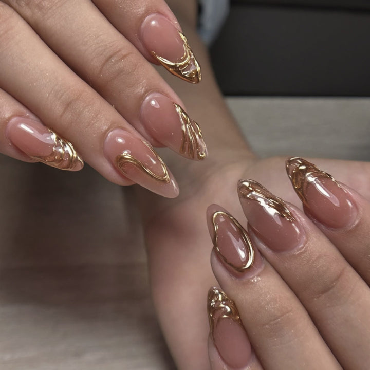 Elegante Nagelkunst im maritime Design mit Glitzer und 3D-Akzenten Karnz