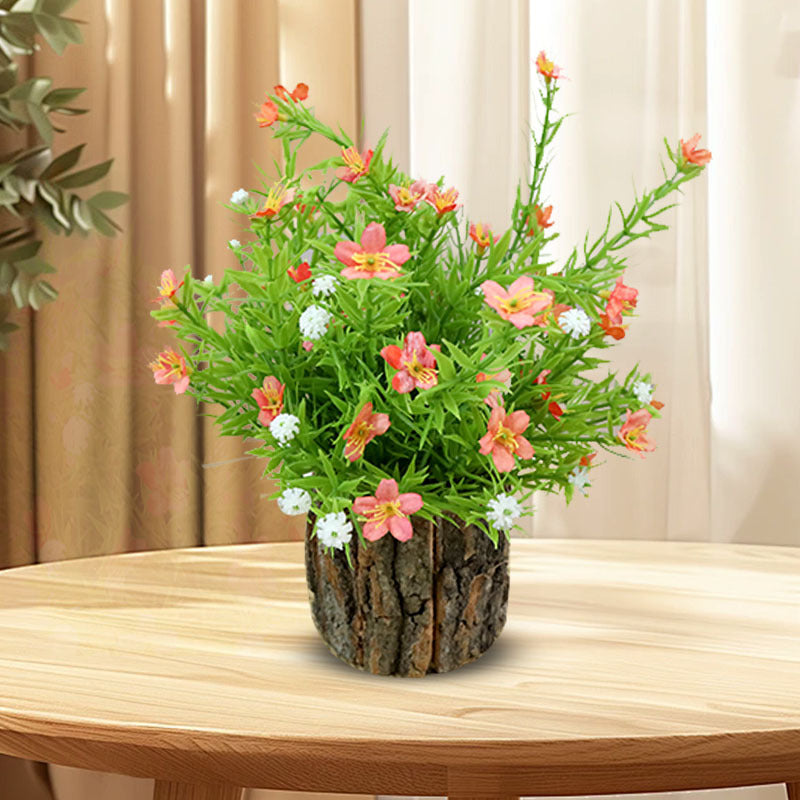 Lebensnahe florale Anordnung mit rustikalem Holztopf