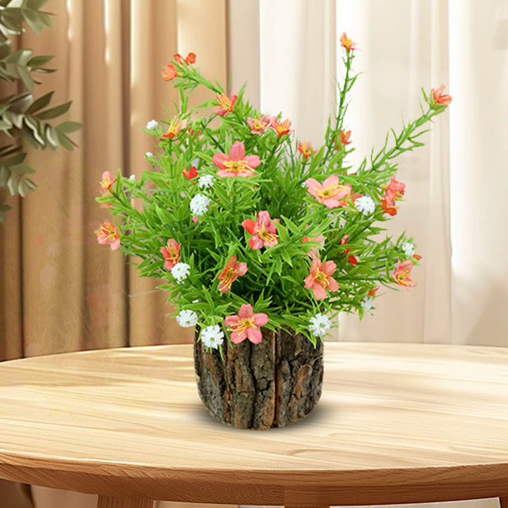 Lebensnahe florale Anordnung mit rustikalem Holztopf