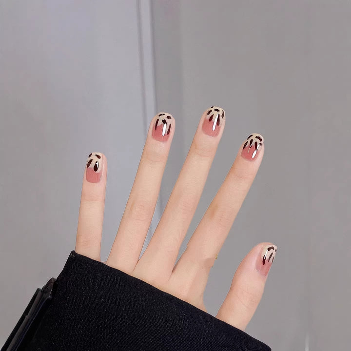 Künstlerisches Press-On Nagelset mit modernem abstraktem Design