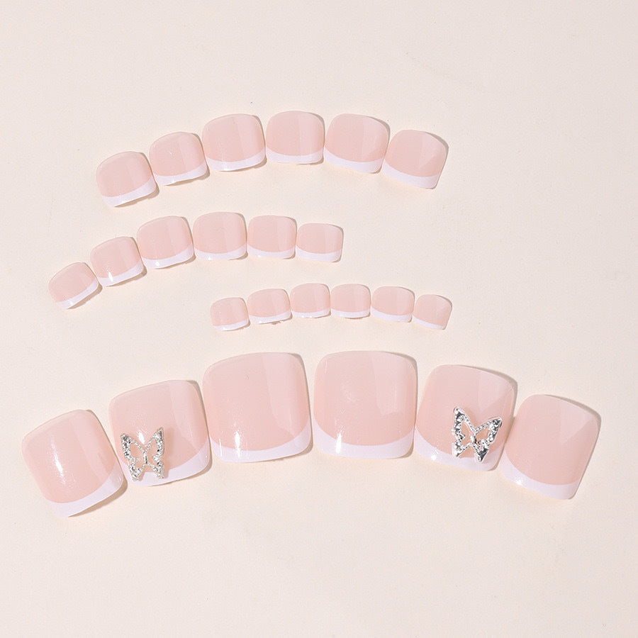 Kunstnagel-Set mit elegantem French Design und Glitzerakzenten Karnz